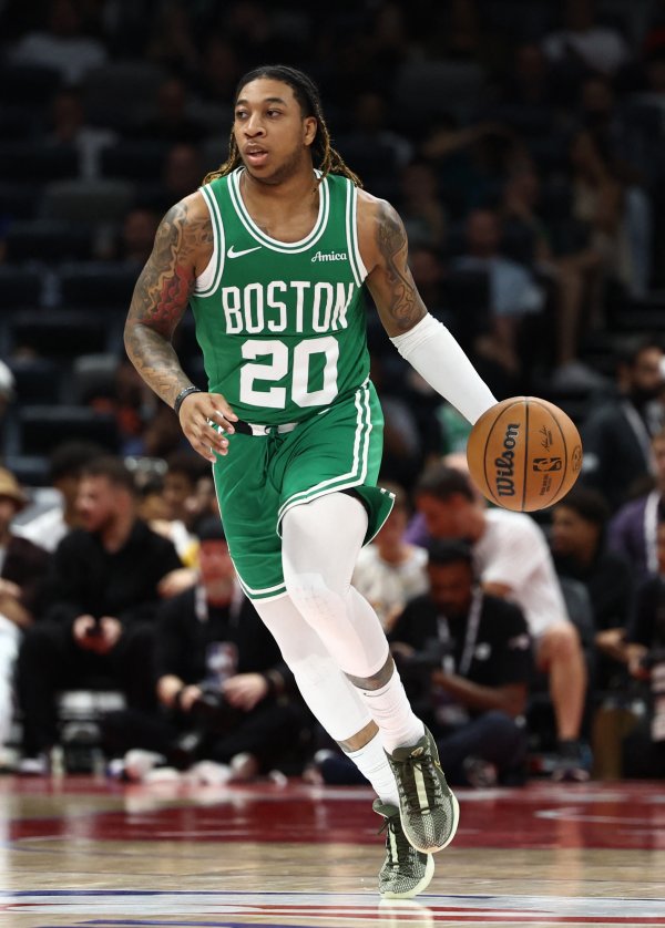 G League MVP Davidson đã ký hợ